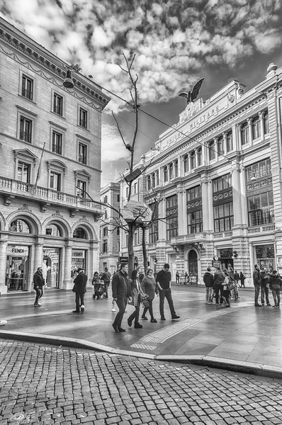 Un día ordinario en Via Condotti fashion street, Roma, Italia — Foto de Stock