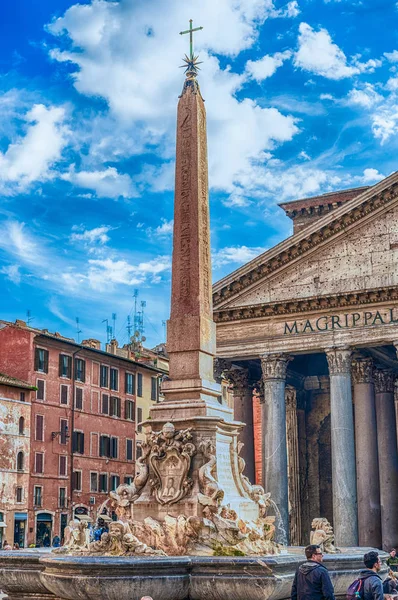 Fontana e obelisco in Piazza della Rotonda, Roma — Foto Stock