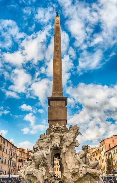 Obelisk und Brunnen der vier Flüsse in Rom, Italien — Stockfoto