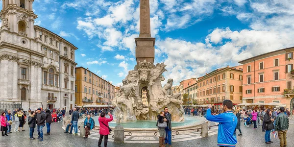 Den vackra fontänen av de fyra floderna i Rom, Italien — Stockfoto