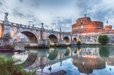 Castel Sant 'Angelo Kalesi ve Köprüsü görünümü, Roma, Italya