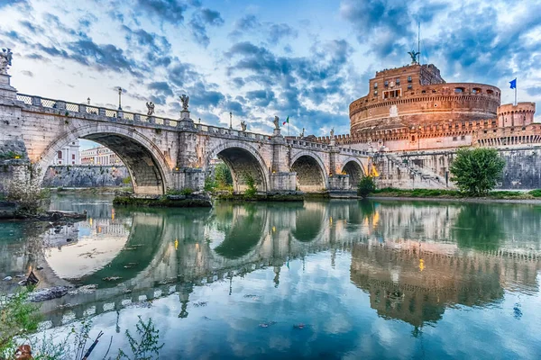 มุมมองของปราสาทซานแองเจโลและสะพาน โรม อิตาลี — ภาพถ่ายสต็อก