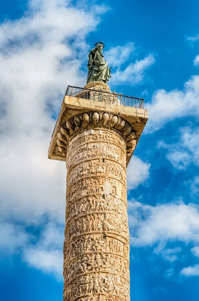 La colonne de Marc Aurèle sur la Piazza Colonna, Rome, Italie — Photo