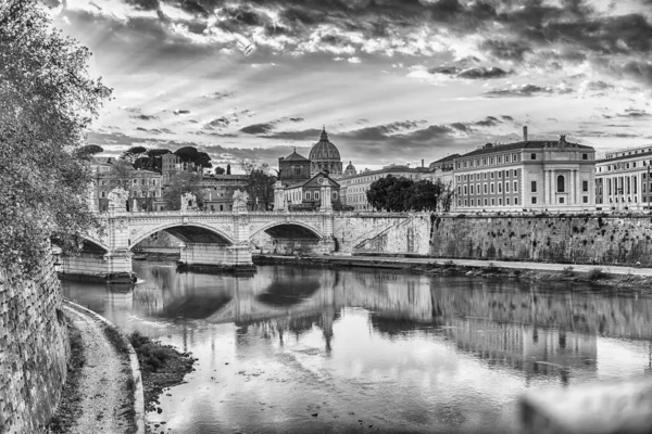 Schöner blick über den tiber in rom, italien — Stockfoto