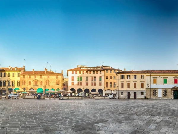 Panoráma a Piazza Duomo, központi tér Padova, Olaszország — Stock Fotó