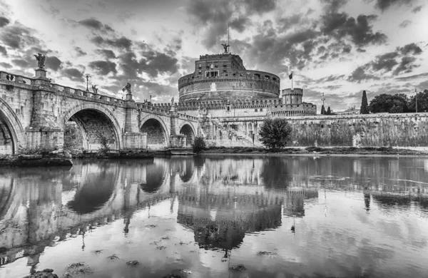 Vista de la fortaleza y puente de Castel Sant 'Angelo, Roma, Italia — Foto de Stock