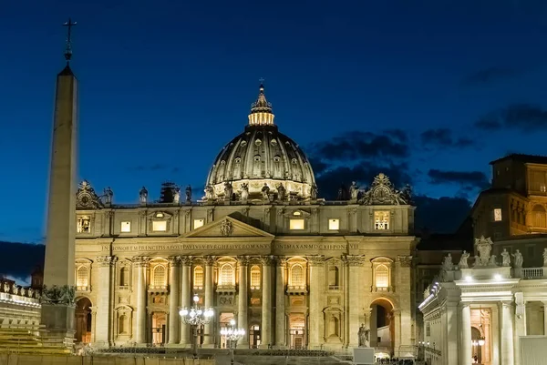 Vue panoramique de nuit de la cathédrale Saint-Pierre à Rome, Italie — Photo