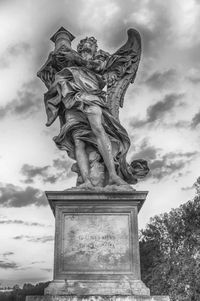Statue auf der sant 'angelo brücke in rom, italien — Stockfoto