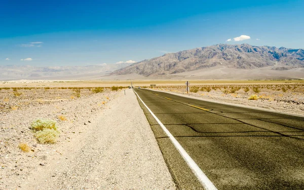 Горячая пустынная дорога в Долине Смерти Национальный парк, США — стоковое фото