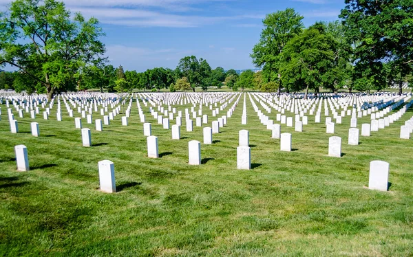 Washington 'daki Arlington Ulusal Mezarlığı' nda mezar taşları, — Stok fotoğraf