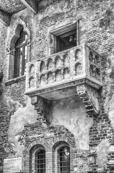 A Rómeó és Júlia híres erkélye Veronában, Olaszországban — Stock Fotó
