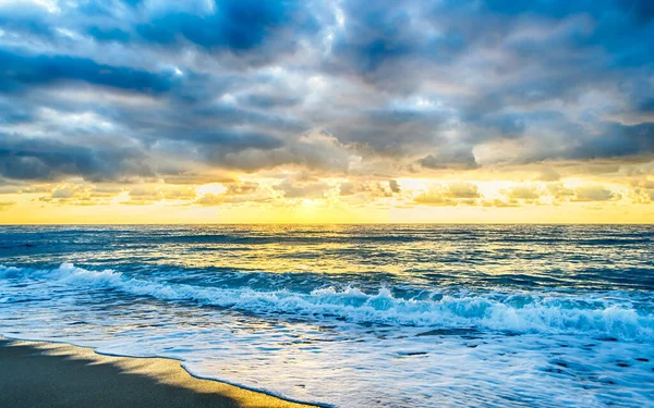 Puesta de sol en el mar con un cielo nublado escénico, Italia —  Fotos de Stock