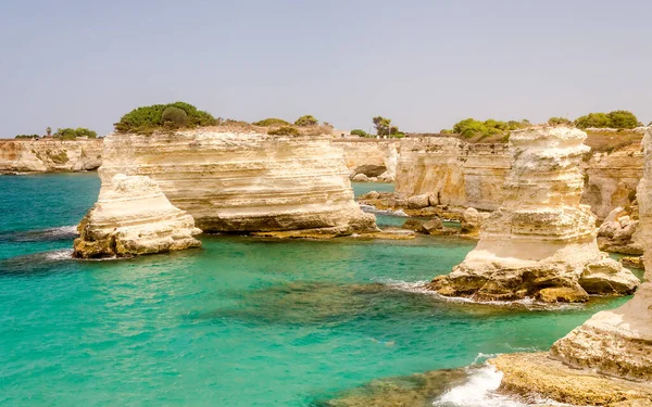 Festői, sziklás sziklák, a Torre Sant Andrea, Salento, Olaszország — Stock Fotó