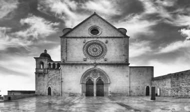 İtalya 'daki Hristiyan haccının en önemli yerlerinden biri olan Assisi' li Aziz Francis Bazilikası 'nın cephesi. UNESCO Dünya Mirasları Alanı 2000 yılından beri