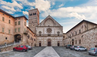 İtalya, Assisi 'deki Ortaçağ Katedrali' nin dış görünüşüyle panoramik manzara. Kilise San Rufino 'ya adanmıştır.