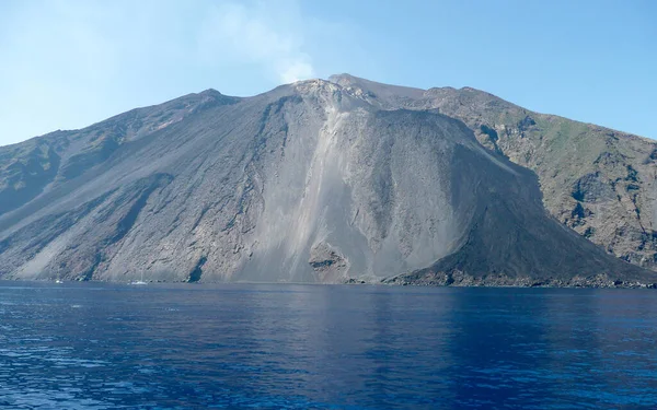 Stromboli Aktív Vulkán Amely Része Eoli Szigetek Szigetcsoportjával — Stock Fotó