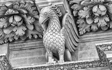 Lecce 'deki Kutsal Haç Kilisesi cephesinde heykel. Salento, Apulia, İtalya 'da barok sanatının başyapıtı