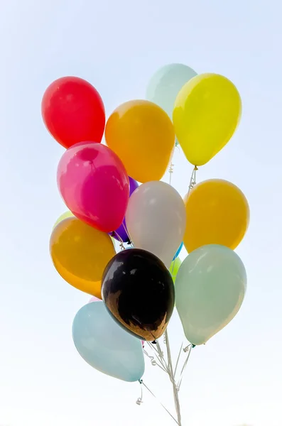 Färgglada Gäng Heliumballonger Isolerade Bakgrunden — Stockfoto