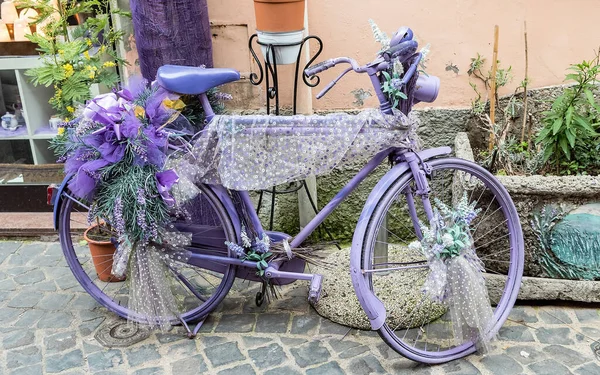 Bicicleta Vintage Violeta Decorada Con Flores Cordones — Foto de Stock
