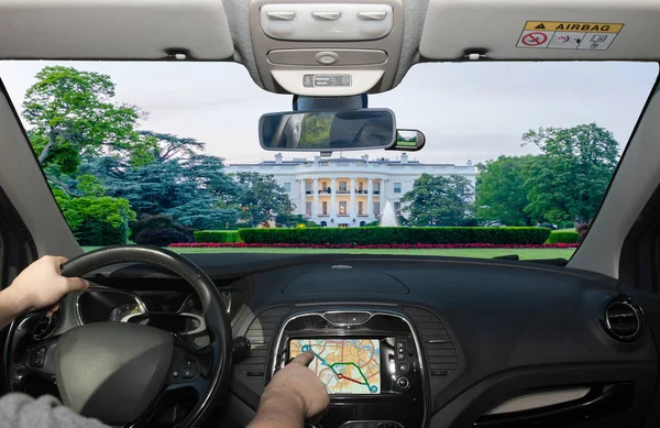 驾驶汽车时使用Gps导航系统的触摸屏向白宫 美国华盛顿特区 — 图库照片