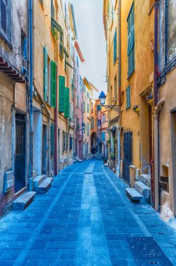 Menton 'un merkezindeki resim gibi caddeler, Fransız Rivierası' ndaki Provence Alpes Cte d 'Azur bölgesinde İtalyan sınırına yakın pitoresk bir şehir.