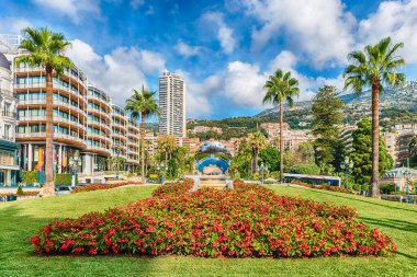 MONTE CARLO, MONACO - 13 Ağustos 2019 tarihinden itibaren Monako Prensliği 'nde yer alan ünlü kumarhane ve eğlence kompleksinin 1863' te açıldığı lüks kumarhanenin görüntüsü