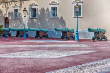 Monako City 'deki Prince' s Palace, nam-ı diğer Le Rocher veya The Rock 'ın meydanında 13 Ağustos 2019' da görülen silahlar.