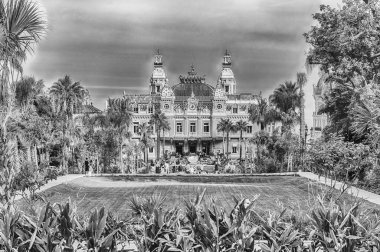 MONTE CARLO, MONACO - 13 Ağustos 2019 tarihinden itibaren Monte Carlo Kumarhanesi 'nin cephesi, 1863' te açıldı ve Monako Prensliği 'nde yer aldı.