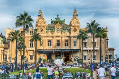 MONTE CARLO, MONACO - 13 Ağustos 2019 tarihinden itibaren Monte Carlo Kumarhanesi 'nin cephesi, 1863' te açıldı ve Monako Prensliği 'nde yer aldı.