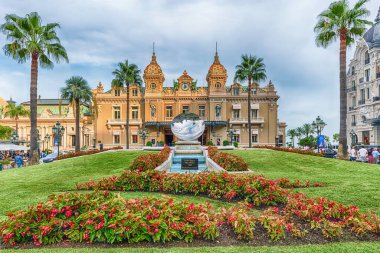 MONTE CARLO, MONACO - 13 Ağustos 2019 tarihinden itibaren Monte Carlo Kumarhanesi 'nin cephesi, 1863' te açıldı ve Monako Prensliği 'nde yer aldı.