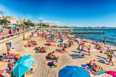 Cannes, Cote d 'Azur, Fransa sahilinde güneşli bir günün tadını çıkaran insanlar, 15 Ağustos 2019' da görüldüğü gibi.