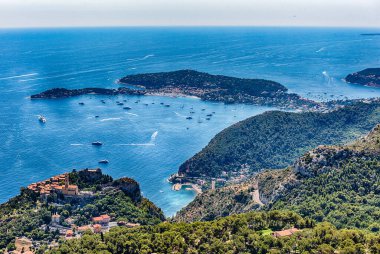 Fransız Riviera kıyı şeridi üzerindeki manzara, Fransa 'nın Eze köyü yakınlarındaki Fort de la Revere' den görülmektedir.