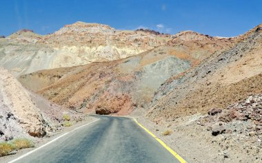 Ölüm Vadisi, Kaliforniya, ABD 'deki kayalıkların arasında izole bir yol.