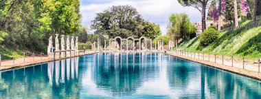 Villa Adriana (Hadrian 'ın Villa' sı), Tivoli, İtalya 'daki Canopus adlı antik havuz, Yunan heykelleriyle çevrilidir.