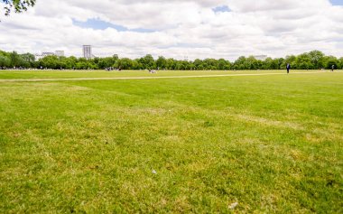 Hyde Park, Londra, İngiltere 'de büyük bir çim.
