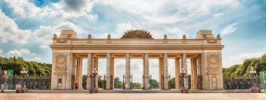 Gorky Park 'ın ana giriş kapısı, Moskova, Rusya' nın ana şehir manzarası ve simgelerinden biri.
