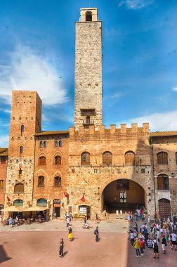 SAN GIMIGNANO, ITALY - 21 Haziran 2019 'da İtalya' nın San Gimignano kentindeki Piazza del Duomo meydanının manzarası