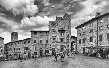 SAN GIMIGNANO, İtalya - 21 Haziran 2019, San Gimignano, İtalya 'daki Piazza della Cisterna meydanının panoramik manzarası