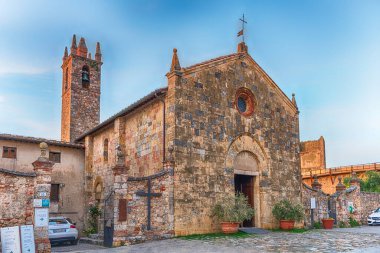 Monteriggioni, İtalya - 21 Haziran 2019 'da Santa Maria Kilisesi' nin ortaçağ duvarlı kenti Monteriggioni 'deki görüntüsü