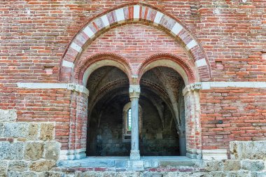 CHIUSDINO, İtalya - 22 Haziran 2019 'da İtalya' nın Siena kentindeki Chiusdino kasabasındaki San Galgano Kilisesi 'nin ikonik çatısız manastırının iç manzarası