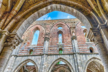 CHIUSDINO, İtalya - 22 Haziran 2019 'da İtalya' nın Siena kentindeki Chiusdino kasabasındaki San Galgano Kilisesi 'nin ikonik çatısız manastırının iç manzarası