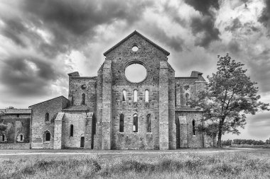 CHIUSDINO, İtalya - 22 Haziran 2019 'da İtalya' nın Siena kentindeki Chiusdino kasabasındaki San Galgano Manastırı 'nın ikonik manastırının dış görünüşü