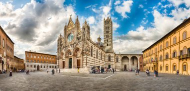 SIENA, İtalya - 22 Haziran 2019 'da İtalya' nın Siena, Toskana Katedrali 'nin panoramik görüntüsü. 1348 yılında tamamlanan kilise, Mary 'nin varsayımına adanmıştır.