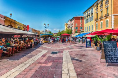 Nazik, FRANCE - 11 Ağustos 2019 'da Nice, Fransa' nın tarihi merkezinde bulunan Cours Cours Saleya. Muhtemelen şehrin en geleneksel meydanı. Günlük çiçek pazarı var.