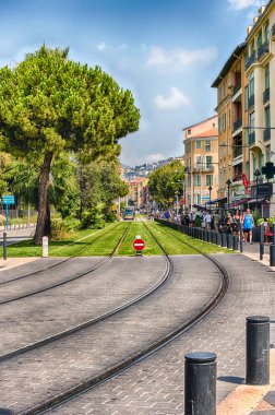 Güzel, FRANCE - 11 Ağustos 2019 'da Place Massena, Nice, Cote d' Azur 'da güneşli bir gün. Şehrin ana meydanı olup, birçok tarihi bina ve Fontaine du Soleil manzarası vardır.