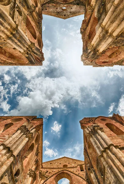 Chiusdino Italien Juni Scenisk Från Botten Det Korsformade Taklösa Klostret — Stockfoto