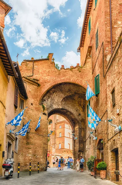 SIENA, İtalya - 22 Haziran 2019 'da ülkenin en çok ziyaret edilen turistik merkezlerinden biri olan Siena' nın ortaçağ şehir merkezindeki pitoresk caddelerde yürümek