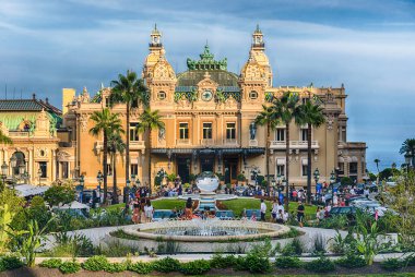 MONTE CARLO, MONACO - 13 Ağustos 2019 tarihinden itibaren Monte Carlo Kumarhanesi 'nin cephesi, 1863' te açıldı ve Monako Prensliği 'nde yer aldı.