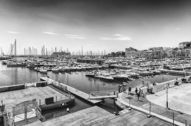 CANNES, FRANCE - 15 Ağustos 2019 'da Fransa' nın Cote d 'Azur kentindeki Vieux Limanı (Eski Liman) üzerindeki hava manzarası. Palais des Festivals et des Congres 'in arkasında yer almaktadır.