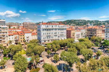 CANNES, FRANCE - 15 Ağustos 2019 'da görülen Splendid, Cannes, Cote d' Azur, Fransa 'nın havadan görünüşü. Şehrin en eski otelidir ve Croisette Bulvarı 'nın tepesindedir.